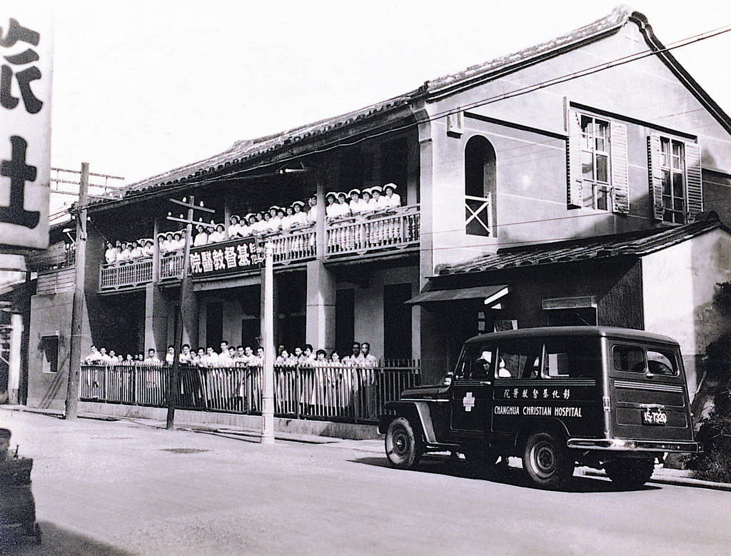 1907年建築-19560616重建前最後合照.jpg