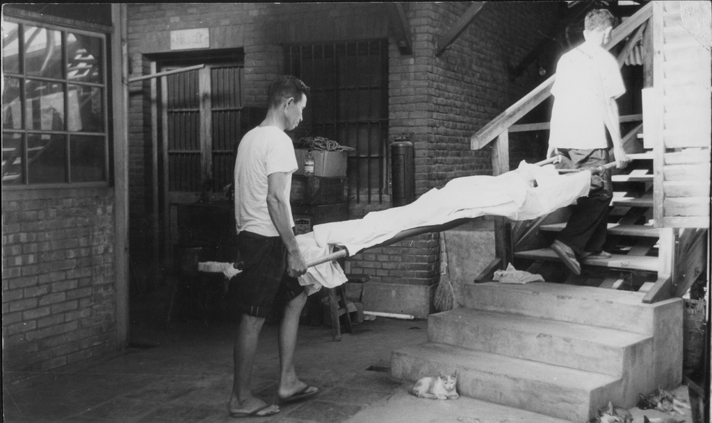 1950年代第一代彰基手工抬病人.jpg